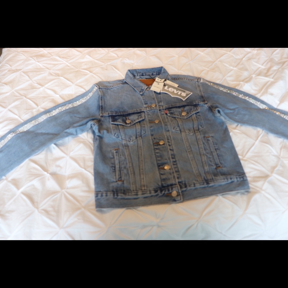 Levi’s women’s trucker jacket /embellished sleeves